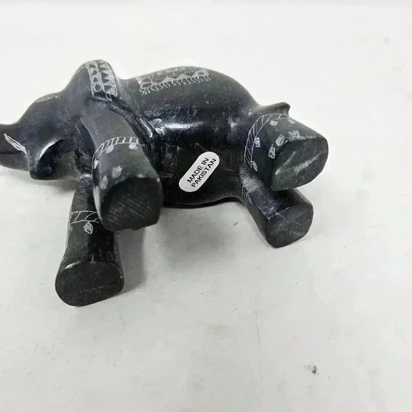 Hand carved elephant - Picture 4 of 6